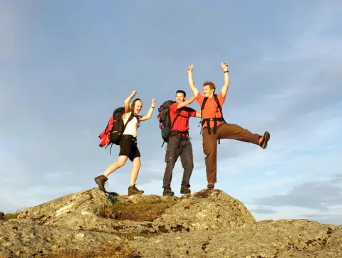 Folk som koser seeg på tur